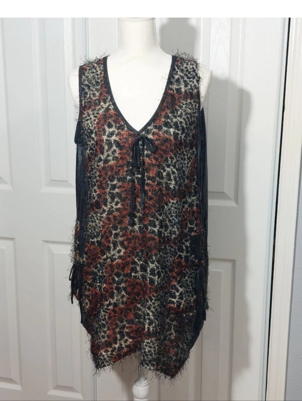 Sleeveless V-Neck Leopard Print Tunic Top in Black, Brown & Cream L